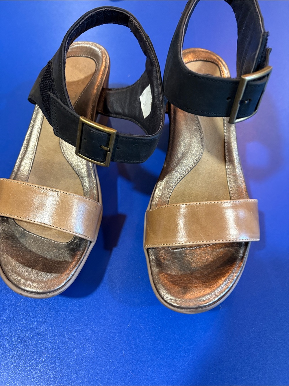 Women's Two-Tone Brown and Black Open-Toe Sandals